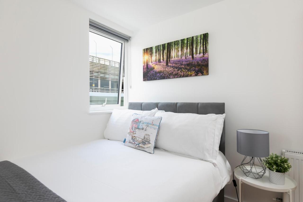 Skyvillion - 4 Bed Luxury Apartment With Balcony & Parking انفيلد المظهر الخارجي الصورة